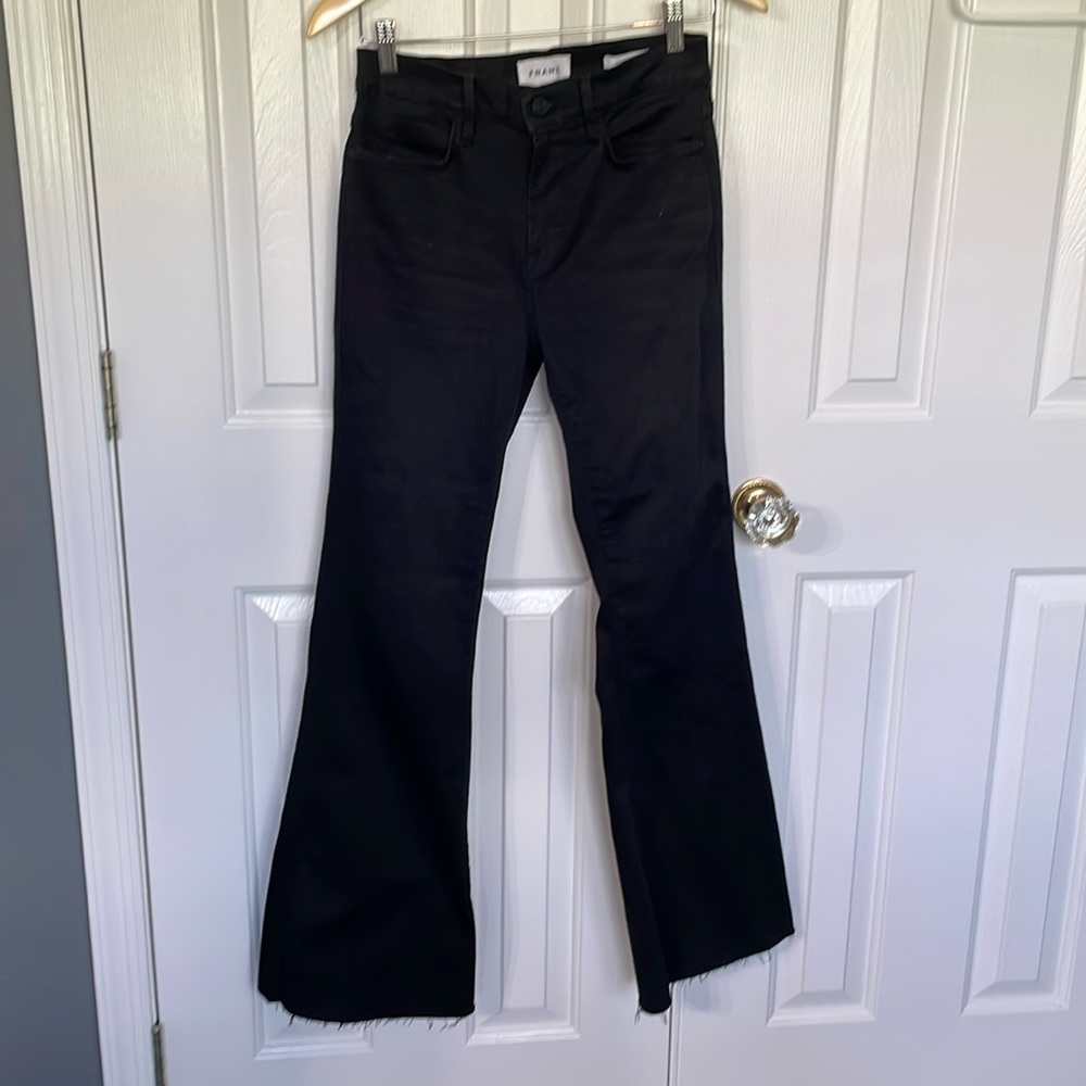 Frame Le Easy Flare. High-Rise. Size 28. Gently worn. Excellent condition.